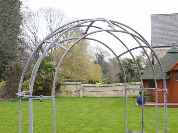 Painted Steel Garden Arch and Seat - Close up image showing the top part of the arch