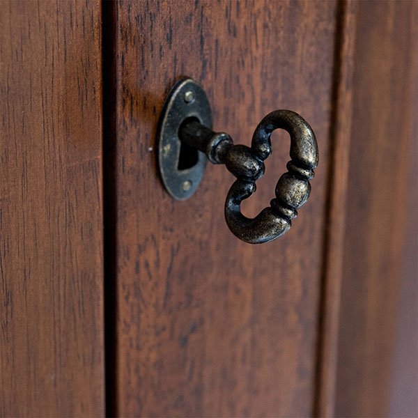 Willis & Gambier Antoinette Double Wardrobe - Close up of the lock & key on the wardrobe