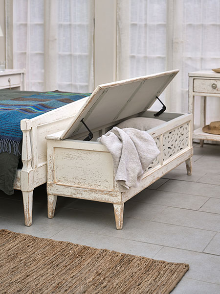 Willis & Gambier Atelier Ottoman - Shown here open