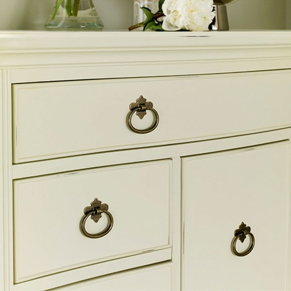 Willis & Gambier Ivory 8 Drawer Chest - Close up image of the drawer handles